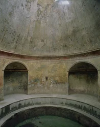 Uitzicht op het interieur van het frigidarium bij de Thermen van het Forum